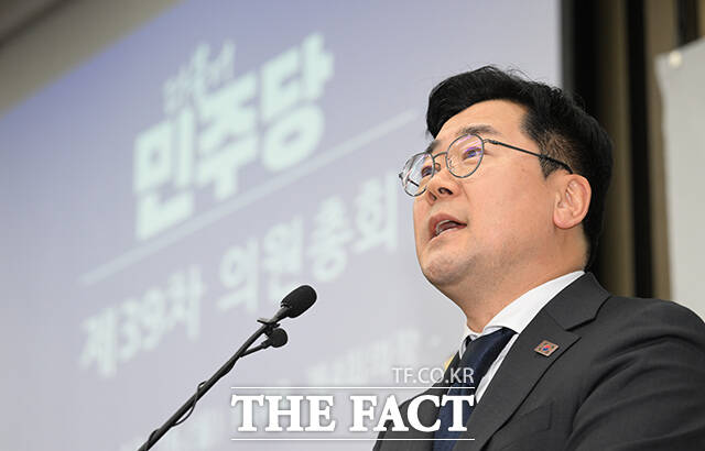 박찬대 더불어민주당 원내대표는 농업4법 등 6개 쟁점 법안에 대한 한덕수 대통령 권한대행 거부권 행사 전망에 민심을 무시하고 권한을 남용해 거부권을 행사한다면 응분의 대가를 치르게 될 것이라고 경고했다. /박헌우 기자