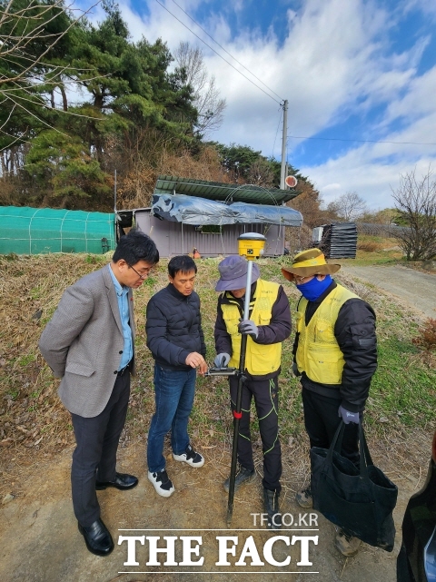 청양군 관계자가 사업지구 현장에서 주민에게 경계 설정 관련 상담하고 있다. /청양군