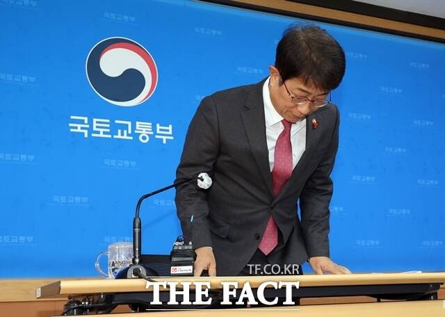 박상우 국토교통부 장관이 지난 18일 세종시 정부세종청사에서 열린 기자간담회에서 인사하고 있다. /뉴시스