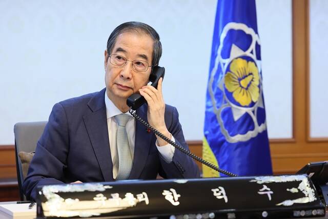 한덕수 대통령 권한대행 겸 국무총리는 19일 이시바 시게루 일본 총리와 통화해 한일 관계 등을 논의했다. /총리실 제공