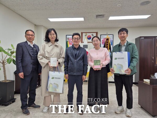 천안도시공사 관계자가 임신 근로자 등에게 임신 축하 선물과 함께 육아 관련 도서를 전달한 후 기념사진을 찍고 있다. /천안도시공사