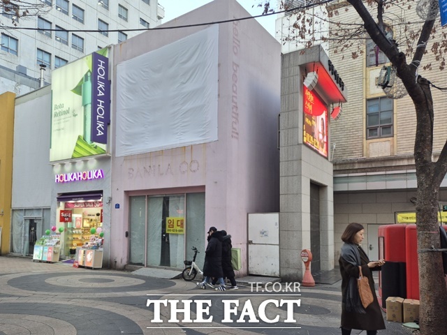 12·3 비상계엄 여파로 국내 거주하고 있는 외국인 이주노동자들이 불안에 떨고 있다. 한국을 찾는 외국인 관광객들 발길도 뜸하면서 이들을 대상으로 장사하는 상인들은 울상을 짓고 있다. 사진은 평소 외국인 관광객이 찾는 서울 중구 명동 상점가에 임대 표시가 붙어있는 모습. /송호영 기자