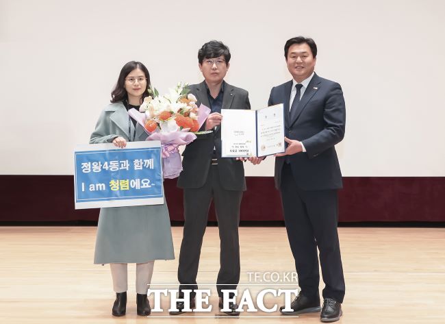 시흥시가 권익위 종합청렴도 평가에서 지자체 최고 등급인 ‘2등급’을 달성했다. 사진은 임병택 시장(오른쪽)이 지난해 12월 청렴 혁신평가 우수 부서·직원에게 시상하는 모습./시흥시