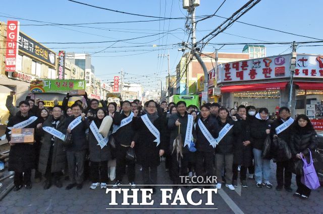 19일 수원 연무시장에서 진행된 전통시장 방문행사 후 강성천 경과원장과 임직원들이 기념촬영을 하고 있다./경과원