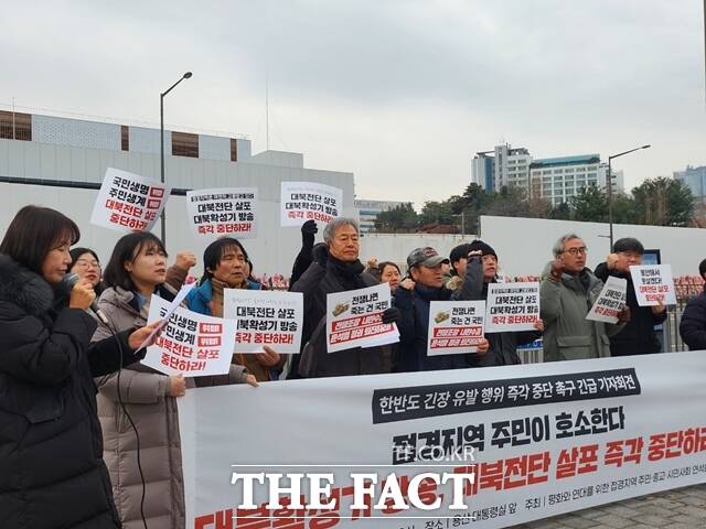 평화와 연대를 위한 접경지역 주민·종교·시민사회 연석회의는 20일 서울 용산구 전쟁기념관 앞에서 기자회견을 열고 내란수괴 윤석열의 국지전 계획의 전모를 철저히 밝히고 처벌하라고 촉구했다. /이윤경 기자