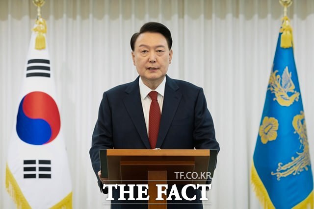 윤석열 대통령의 탄핵심판 변론 절차를 준비 중인 헌법재판소가 20일 윤 대통령 측이 닷새째 서류 받기를 거부 중이라고 밝혔다. 사진은 윤 대통령이 지난 14일 국회 탄핵소추안 통과 이후 관저에서 국민께 드리는 말씀을 발표하는 모습. /대통령실 제공