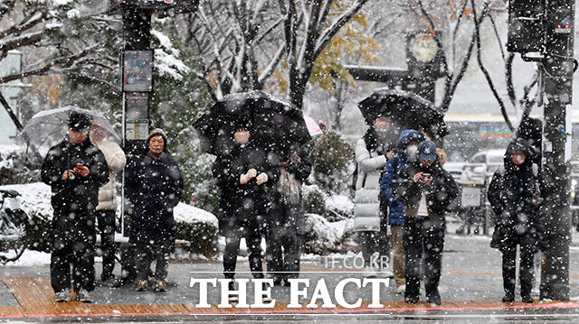 21일 새벽 0시경부터 1~5cm 눈이 예보됨에 따라 서울시가 제설 비상근무 1단계를 발령했다. 사진은 지난달 27일 오후 서울 용산구 용산역 일대에서 시민들이 발걸음을 재촉하고 있는 모습. /서예원 기자