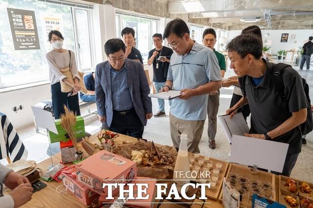 aT 국민참여혁신단이 ‘국산 밀 제품화 사업’에 대한 모니터링을 하고 있다. /한국농수산식품유통공사