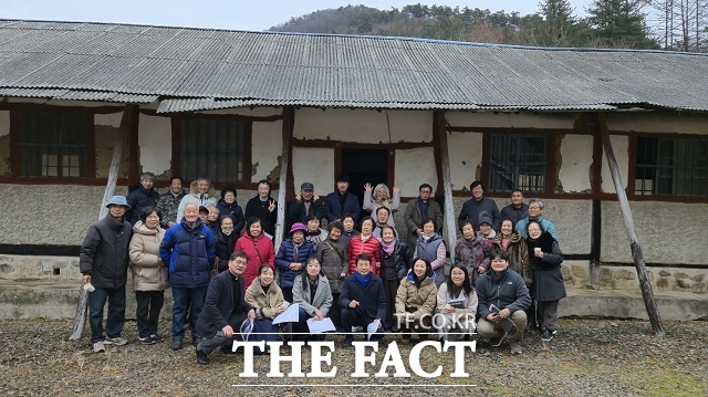 권요안 전북도의원이 천주교 전주교구 고산성당 소속 수청 공소(公所)를 방문해 현장 점검과 함께 문화유산 지정을 위한 지원 방안을 논의했다. /전북도의회