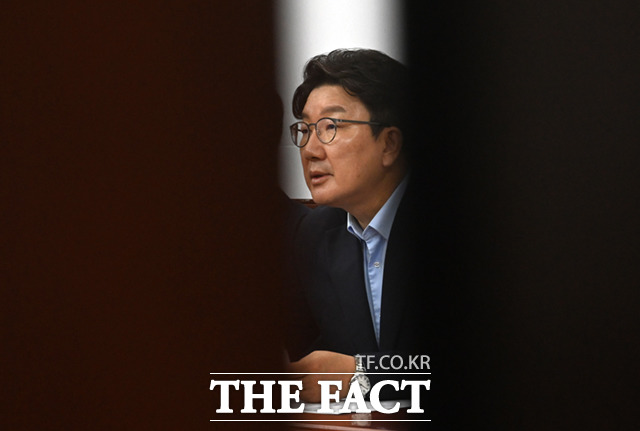권성동 국민의힘 대표 권한대행 겸 원내대표가 지난 18일 국회에서 의원총회를 마친 뒤 MBC 기자의 질문을 피하는 모습을 보였다. /이새롬 기자