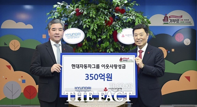 19일 서울시 중구 소재 사회복지공동모금회 사랑의열매회관에서 열린 희망2025 나눔 캠페인 성금 전달식에서 장재훈 현대차그룹 사장(왼쪽)과 김병준 사회복지공동모금회 회장이 기념 촬영을 하고 있다. /현대차그룹