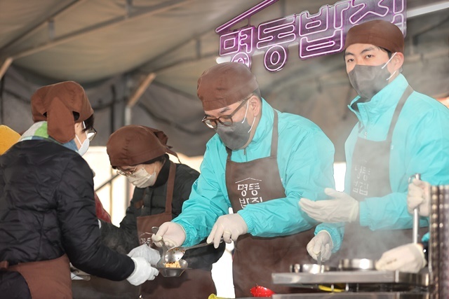 하나금융그룹은 지난 20일 서울 중구 명동대성당 영성센터에서 천주교 서울대교구 산하 한마음한몸운동본부가 운영하는 무료급식소 명동밥집에 1111그릇의 식사를 제공하고 임직원들이 함께 참여하는 봉사활동을 진행했다. 이날 봉사활동에 참석한 이은형 하나금융그룹 부회장(사진 가운데)이 봉사자들과 함께 식사 준비를 돕고 있다. /하나금융그룹