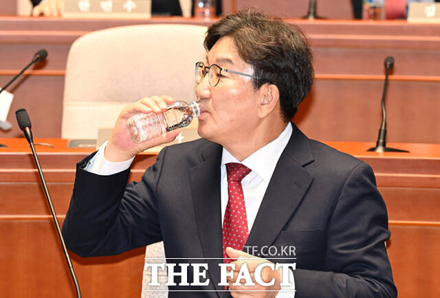 국민의힘이 윤석열 대통령 탄핵으로 한동훈 대표가 사퇴했다. 온라인에서는 수시로 바뀌는 여당 수장의 변천사가 화제다. 권성동 국민의힘 대표 권한대행 겸 원내대표. /이새롬 기자