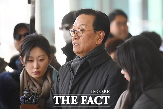 석동현 변호사가 19일 오후 서울 서초구 서울고등검찰청 앞에서 입장을 밝히는 모습. /장윤석 기자