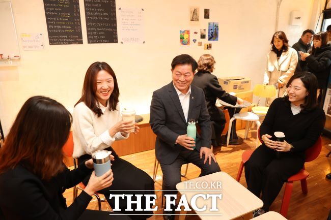 광명시청 인근 소형 카페에서 시청 직원들에게 커피를 제공하는 박승원 시장./광명시