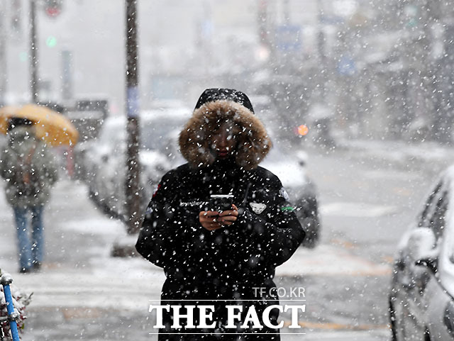 밤이 가장 길고 낮이 가장 짧다는 절기상 동지이자 토요일인 21일 전국 대부분 지역에 비 또는 눈이 내리겠다. 이날 아침 최저기온은 영하 5~4도, 낮 최고기온은 1~9도의 분포를 보이겠다. /이효균 기자