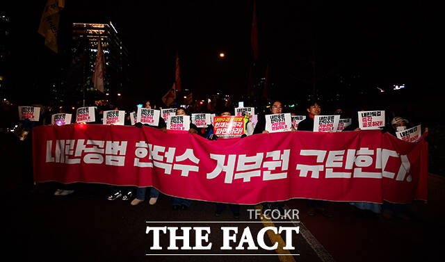 내란공범 한덕수 거부권 긴급 규탄대회가 20일 오후 서울 종로구 경복궁 동십자각 인근에서 열린 가운데 참가자들이 한덕수 대통령 권한대행의 재의요구권(거부권) 행사를 규탄하며 총리공관 방향으로 행진하고 있다. /장윤석 기자