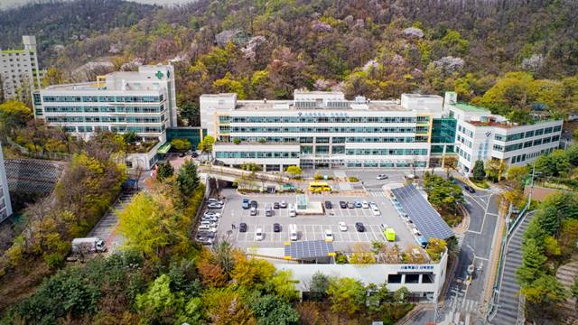 서울시 서북병원은 치매초기, 파킨슨병, 외과적 수술 후 장애 등 보행이 어려운 환자들을 대상으로 첨단 보행 재활로봇을 활용한 맞춤형 재활치료를 펼치고 있다. 서울시 은평구에 위치한 서북병원./서울시 제공