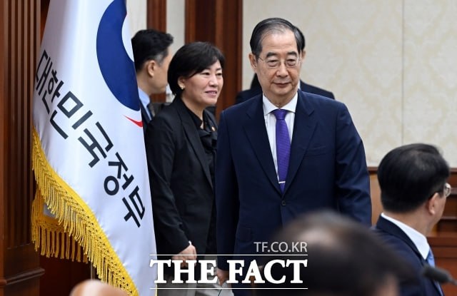 대통령 권한대행에 대한 탄핵은 헌법에 규정돼 있지 않고 전례도 없다. 한 권한대행의 탄핵 요건을 대통령에 두느냐, 국무총리에 두느냐에 따라 정부·여당과 야당의 입지가 뒤바뀔 수 있다. /임영무 기자