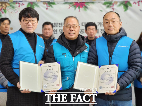 호국보훈기념사업회와 대전봉사체험교실이 대전보건대학교, 엠프엠에셋과 함께 21일 대전 센트럴리얼오피스텔 1층 로비에서 UN 참전 22개국의 다문화 가정과 장애인, 국가유공자 가족에게 크리스마스 케익과 육류 등을 전달했다. 사진은 호국 활동의 공로를 인정받은 봉사자에게 표창장을 수여하고 있는 모습./선치영 기자