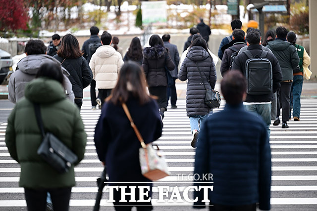 직장인 10명 중 2명가량이 올해 들어 본인의 의지와 무관한 실직을 경험했다는 설문조사 결과가 나왔다. 전국적으로 영하권의 날씨를 보인 지난달 29일 서울 여의도환승센터 일대에서 직장인들이 분주히 출근하고 있다./남윤호 기자