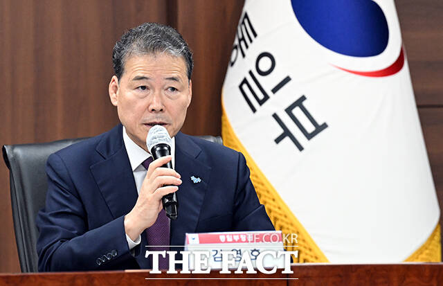 계엄 선포 전 열린 국무회의에 참석한 국무위원들을 조사하고 있는 경찰이 김영호 통일부 장관을 불러 조사했다. 김영호 통일부 장관이 지난 10월16일 오전 서울 종로구 정부서울청사에서 열린 통일부-경제인문사회 연구회 업무협약 및 간담회에 참석해 인사말을 하고 있다. /임영무 기자