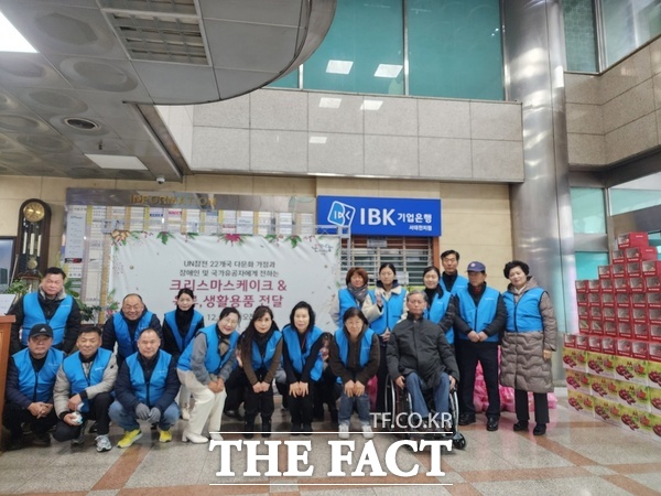 호국보훈기념사업회와 대전봉사체험교실이 대전보건대학교, 엠프엠에셋과 함께 21일 대전 센트럴리얼오피스텔 1층 로비에서 UN 참전 22개국의 다문화 가정과 장애인, 국가유공자 가족에게 크리스마스 케익과 육류 등을 전달했다./선치영 기자