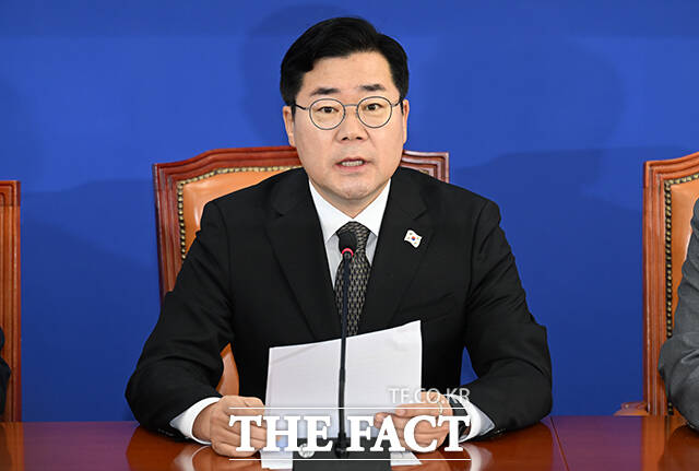 박찬대 더불어민주당 원내대표가 22일 오전 국회에서 기자간담회를 열고 한덕수 대통령 권한대행 국무총리를 향해 오는 24일까지 내란 특검법과 김건희 여사 특검법을 공포하라고 촉구했다. /국회=박헌우 기자