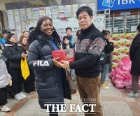  호국보훈기념사업회·대전봉사체험교실, 다문화 가정에 크리스마스 케익 전달