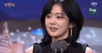  '믿기지 않아'…장나라, 22년 걸린 대상 받고 눈물(종합)[SBS 연기대상]