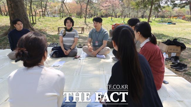 지난 4월 열린 청년정책위원회 간담회에서 신계용 시장이 청년 위원들과 대화하는 모습./과천시