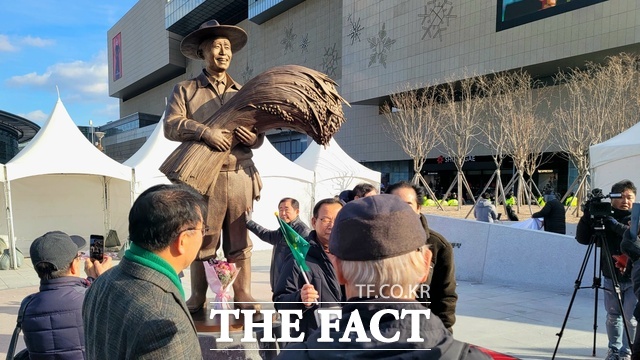 23일 동대구역 광장에서 열린 박정희 전 대통령 동상 제막식이 끝난 후 행사 참석자들이 기념사진을 찍고 있다./ 박병선 기자