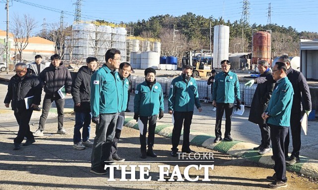 박일 의장과 오명제 위원장을 포함한 경제산업위원회 위원들은 재난안전 관련 부서로부터 사고 발생사항을 보고 받고 추가 누출 방지 및 빠른 복구를 할 수 있도록 향후 계획 등을 확인·점검했다. / 정읍시의회