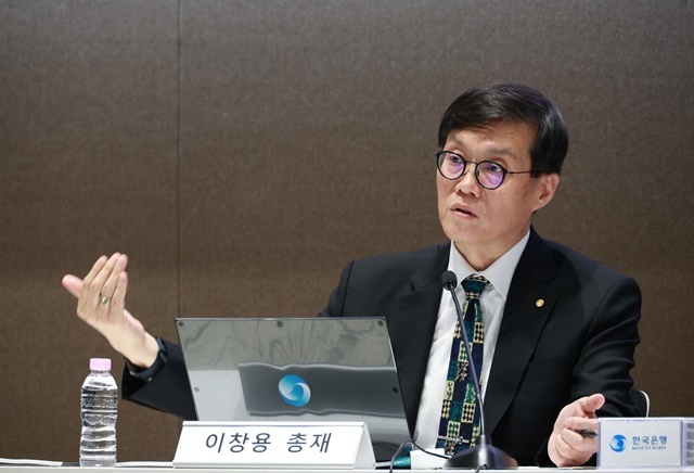 이창용 한국은행 총재가 금리인하 실기론을 반박하면서 물가·외환·가계부채 등을 통합적으로 고려해 통화정책을 해야한다고 밝혔다. 사진은 이 총재가 지난 18일 오후 서울 중구 한국은행에서 열린 물가안정목표 운영상황 점검 설명회에서 발언하고 있는 모습. /한국은행