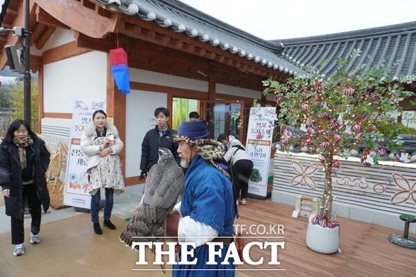 유교전통의례관 대전 별서에서 지난 21일 진행한 ‘별서, 동지(冬至) 축제’에서 매사냥 체험이 진행되고 있는 모습./대전문화재단