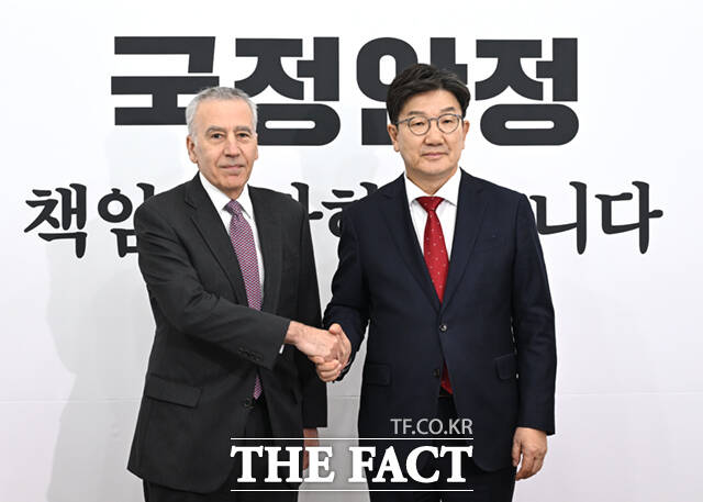 권성동 국민의힘 대표 권한대행 겸 원내대표(오른쪽)가 23일 서울 여의도 국회에서 필립 골드버그 주한 미국대사를 접견하고 있다. /국회=이새롬 기자