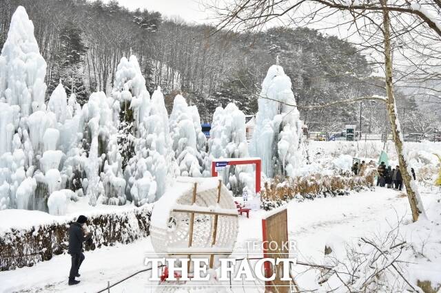 경기 포천시가 주최하고 백운계곡상인협동조합이 백운계곡에서 진행하고 있는 제20회 포천 백운계곡 동장군 축제의 모습,/포천시