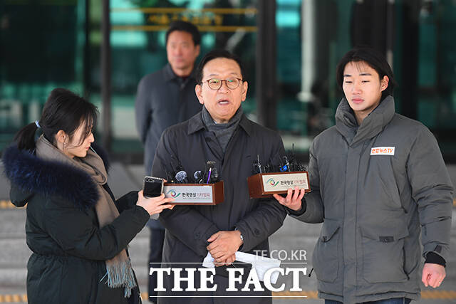 윤석열 대통령 측이 수사 절차보다 탄핵 심판 절차가 우선돼야 한다는 입장을 전했다. 12·3 비상계엄 사태로 수사와 탄핵심판을 받게 된 윤석열 대통령 측이 입장을 밝히기로 한 지난 19일 오후 서울 서초구 서울고등검찰청 앞에서 석동현 변호사가 입장을 밝히고 있다. /장윤석 기자