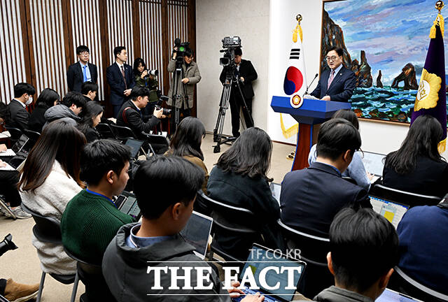 우원식 국회의장이 24일 오후 서울 여의도 국회에서 기자회견을 열고 발언을 하고 있다. /국회=배정한 기자