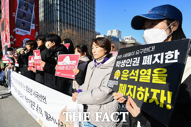 청소년인권행동 아수나로 등 청소년 단체 회원들이 10일 오전 서울 종로구 광화문광장 이순신 장군 동상 근처에서 민주주의와 인권의 후퇴를 막는 청소년 시국선언을 발표하면서 윤석열 퇴진을 촉구하는 손피켓을 들고 있다. /서예원 기자