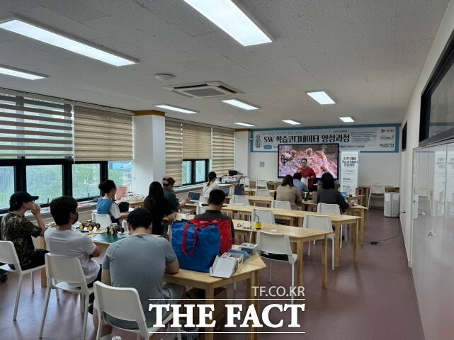 교육생들이 지역혁신플랫폼(DSC) 자격증을 취득하고 있다.