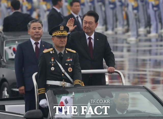 윤석열 대통령이 26일 오전 경기 성남시 서울공항에서 열린 건군 75주년 국군의 날 기념식에서 열병하고 있다. /사진공동취재단