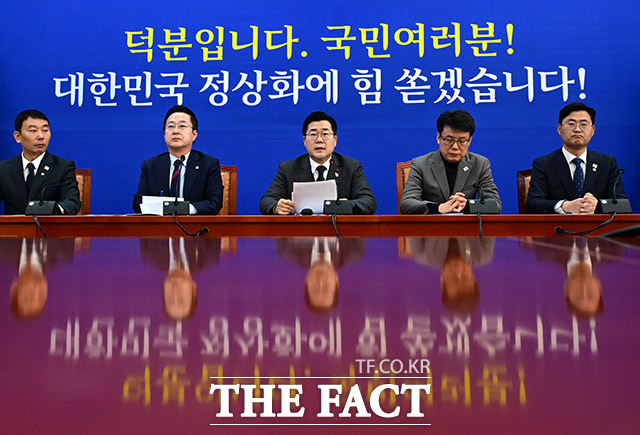 박찬대 더불어민주당 원내대표(가운데)가 24일 오전 서울 여의도 국회에서 열린 원내대책회의에서 모두발언을 하고 있다. /국회=남윤호 기자