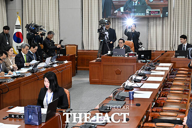 인사청문회 주재하는 박지원 위원장.