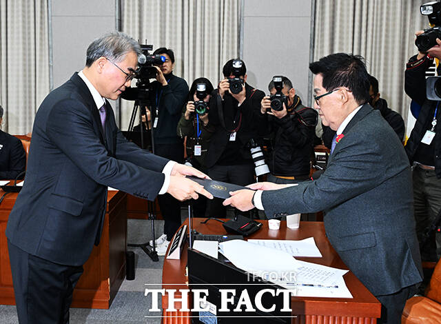 박지원 위원장에게 선서문 제출하는 조한창 헌법재판관 후보자(왼쪽).