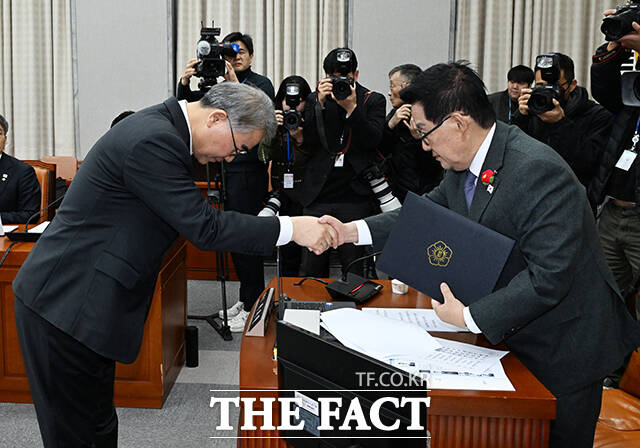 박지원 위원장과 인사하는 조한창 헌법재판관 후보자(왼쪽).