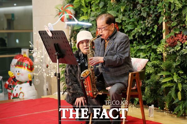 건양대병원이 성탄절을 앞둔 23일 오후 병원 로비에서 ‘성탄 기념 환우 위안의 밤 음악회’를 개최했다. 사진은 97세 김희수 건양대학교 명예총장이 색소폰 연주로 환자들에게 희망을 전하는 모습./건양대병원