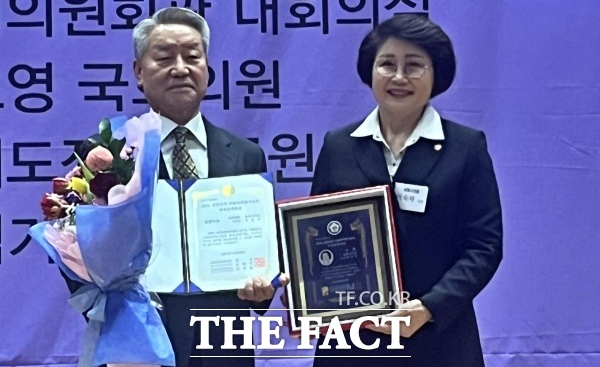 2024 대한민국 지방자치평가연계 의정정책대상에서 기초의회 최우수상을 수상한 이숙자 의원(오른쪽) /이숙자 의원실