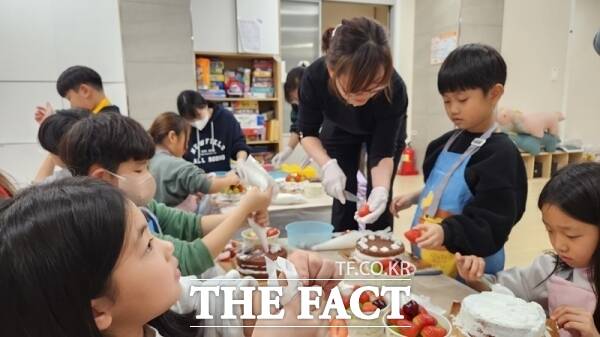 성탄 케이크 만들기 행사에 참여하고 있는 황현옥 센터장과 아이들의 모습 /정예준 기자