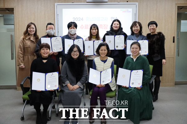 23일 박서우 아산교육장(왼쪽부터 2번째)이 2024 마을교사 배움과 성장 연수 이수증 및 위촉장을 수여한 후 기념사진을 찍고 있다. /아산교육지원청